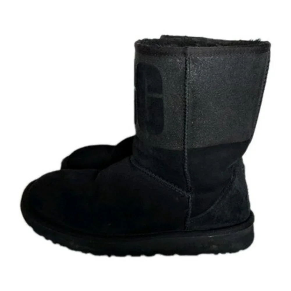UGG Classic Short Sparkle Graphic Logo Black Suede Fur Boots Size 9 S/N Womens